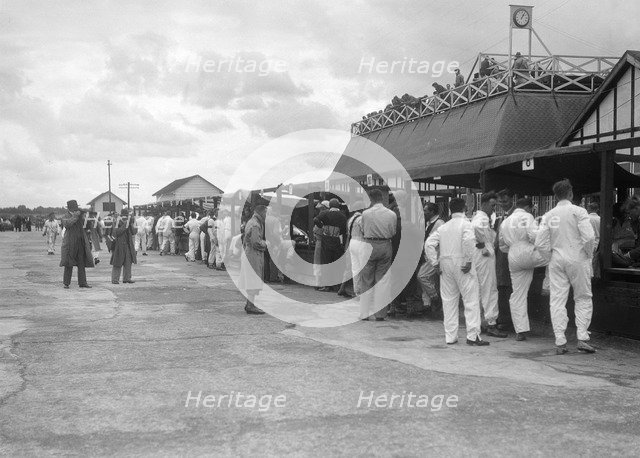 LCC Relay GP, Brooklands, 25 July 1931. Artist: Bill Brunell.