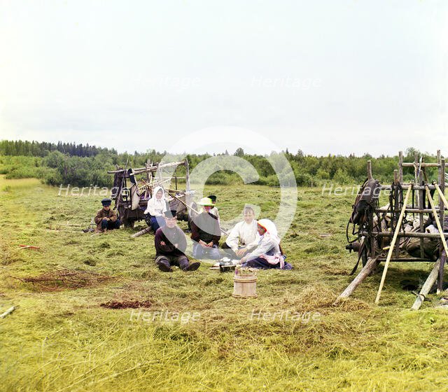 Peasants haying [Russian Empire], 1909. Creator: Sergey Mikhaylovich Prokudin-Gorsky.