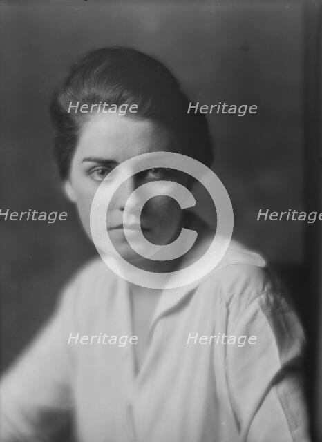 Bonita, Miss, portrait photograph, 1915 June 4. Creator: Arnold Genthe.