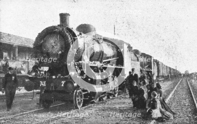 'Le "Soldat Inconnu" italien; la locomotive du train qui ramena le corps d'Aquilee a Rome',1921. Creator: Unknown.