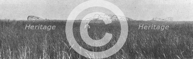 'Trois Zeppelins detruits en trois jours. Le "L17" sur la cote du Slesvig; La carcasse du..., 1916. Creator: Unknown.