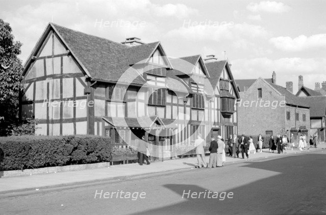 Literary pilgrims at William Shakespeare's house, Stratford-upon-Avon, Warwickshire, c1945-c1965.  Artist: SW Rawlings