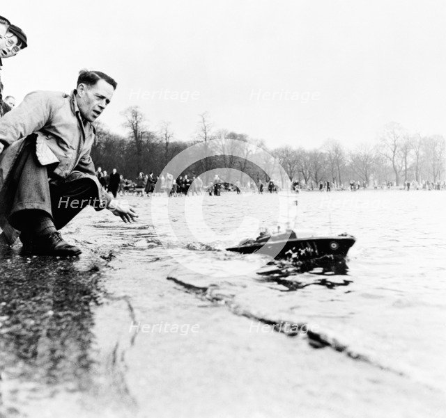 Round Pond, Kensington Gardens, London, c1950. Artist: Henry Grant
