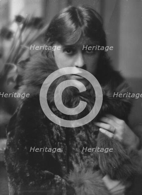 Knox, P.C., Jr., Mrs., portrait photograph, 1915 Feb. 28. Creator: Arnold Genthe.