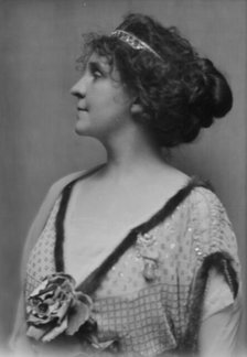 Holt, Winifred, Miss, portrait photograph, 1914 Jan. Creator: Arnold Genthe.