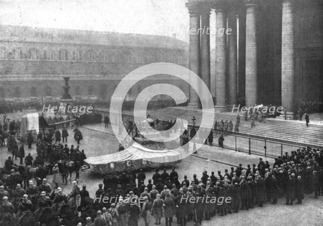 'L'apotheose du Soldat; le cercueil du Soldat sort du Pantheon: sur la place, le canon de..., 1920. Creator: Unknown.