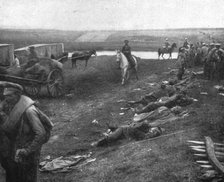 'Sur les routes de l'offensive russe (Armee Sakharof) - Blesses russes et autrichiens', 1916. Creator: Unknown.