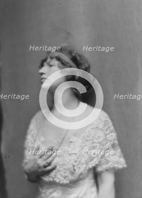 Burt, Frederick, Mrs. (Mira Edgerly), portrait photograph, 1914. Creator: Arnold Genthe.