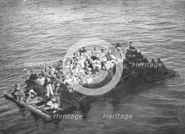 'Quelques drames sur mer; un radeau de naufrages du croiseur auxiliaire "Gallia" torpille le 4 octob Creator: Unknown.