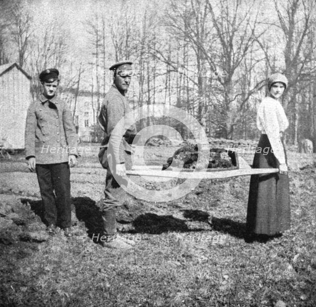 ''Les Romanof a Tsarskoie-Selo; La grande-duchesse Tatiana, aidee d'un soldat..., 1917. Creator: Unknown.