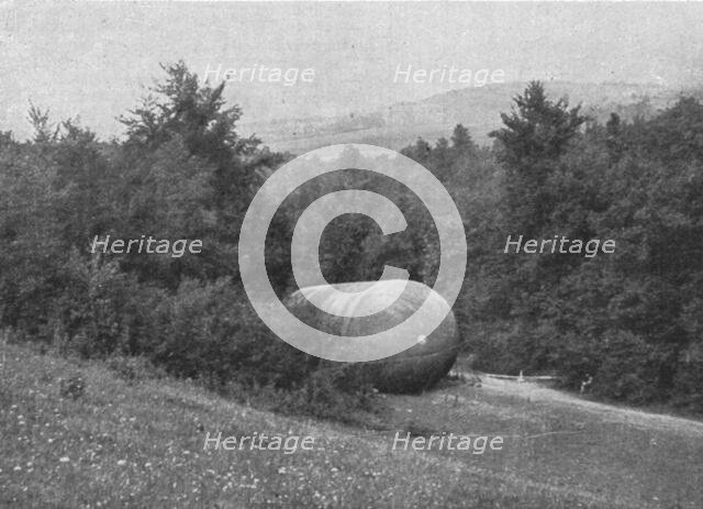 'La "Saucisse"; Ballon-saucisse dissimule dans une clairiere', 1916. Creator: Unknown.