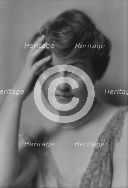 Jackson, Suzanne, Miss, portrait photograph, 1914 July 9. Creator: Arnold Genthe.