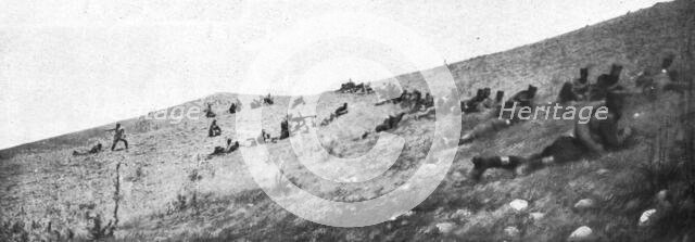 'La resistance Serbe; Infanterie serbe appuyee par des mitrailleuses, se developpant...1915 (1924). Creator: Unknown.