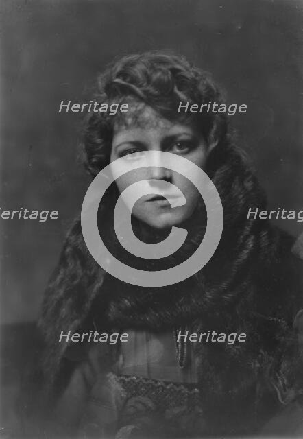 Bay, J.H., Mrs., portrait photograph, 1917 Sept. 8. Creator: Arnold Genthe.