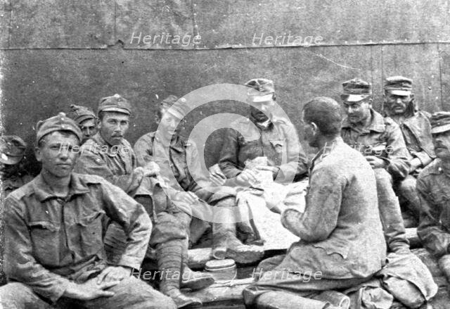 'Sur le Front Italien; Deux groupes parmi les 15,000 prisonniers tombés aux mains de nos..., 1917. Creator: Unknown.