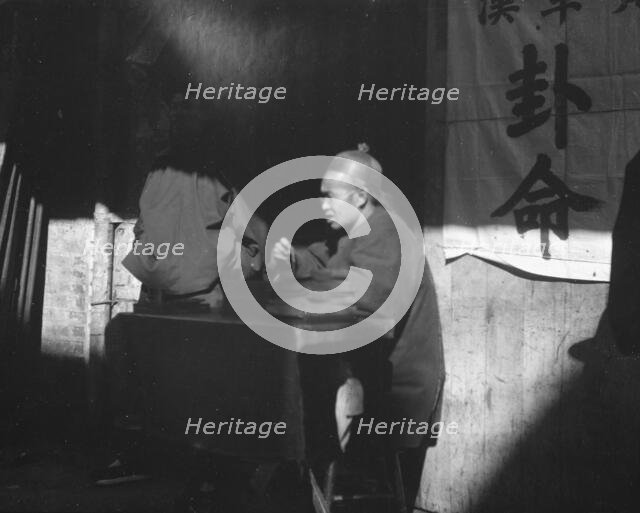 The fortune teller, Chinatown, San Francisco, between 1896 and 1906. Creator: Arnold Genthe.