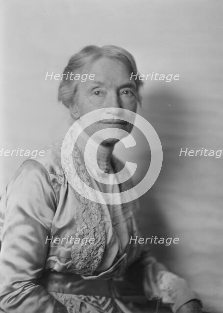 Mrs. Hapgood, portrait photograph, 1918 Dec. 5. Creator: Arnold Genthe.