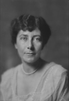 Quinton, W.W., Mrs., portrait photograph, 1914 Oct. 26. Creator: Arnold Genthe.