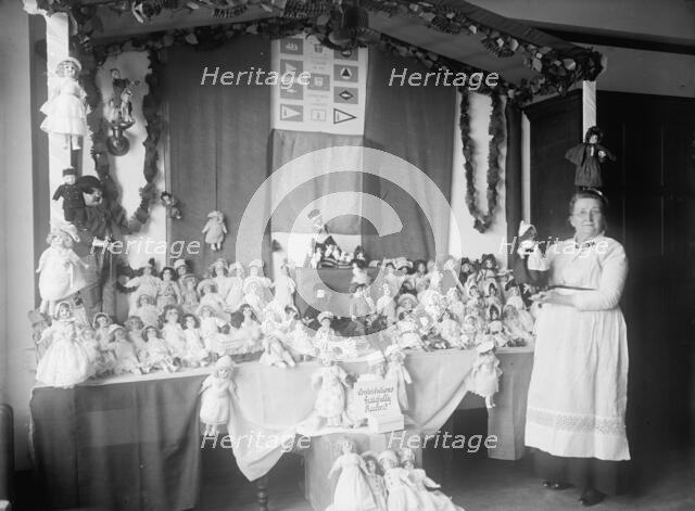 Crown 'Mother' with Exhibit of Dolls, 1915. Creator: Harris & Ewing.