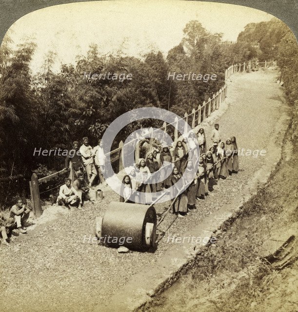 Women working on the Darjeeling Highway, India.Artist: Underwood & Underwood