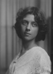 Hadden, Edith, portrait photograph, 1913. Creator: Arnold Genthe.