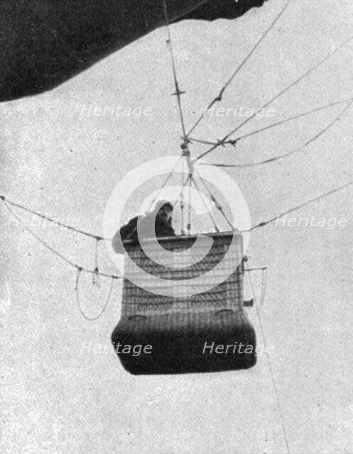 'La "Saucisse"; Observateur dans sa nacelle', 1916. Creator: Unknown.