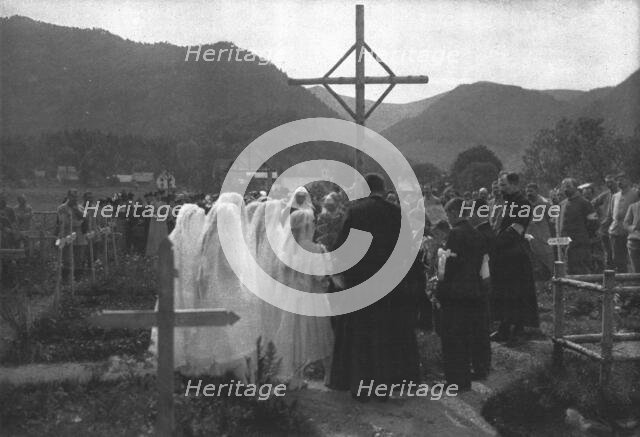 'Une premiere communion en Alsace: la Priere sur les tombes des soldats', 1916. Creator: Unknown.