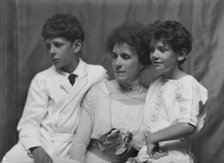 Kennerley, Mitchell, Mrs., and boys, portrait photograph, 1912 or 1913. Creator: Arnold Genthe.
