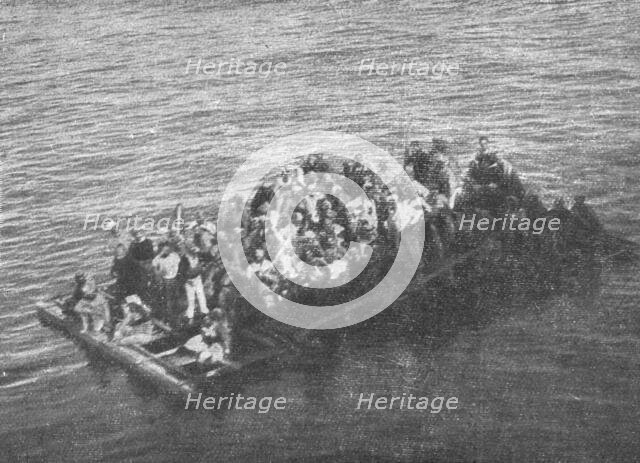 'Le sauvetage des Naufrages du "Gallia"; plusieurs radeaux reunis en un seul, et sur..., 1916. Creator: Unknown.