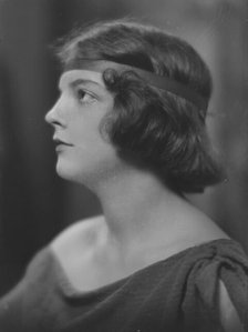 Carmen, Miss, portrait photograph, 1917. Creator: Arnold Genthe.