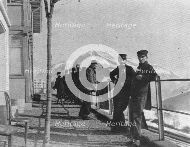 'La Guerre en Belgique et en France; Un groupe de prisonniers francais malades fait..., c1916. Creator: Unknown.