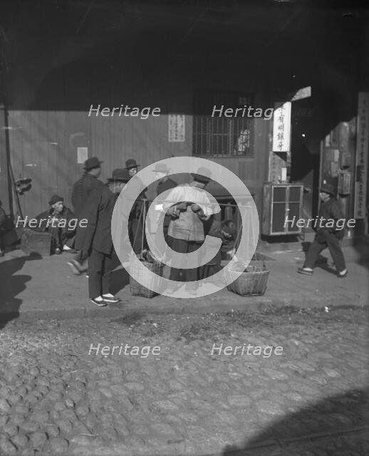 The vegetable peddler, Chinatown, San Francisco, between 1896 and 1906. Creator: Arnold Genthe.