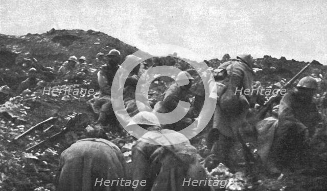 'Les deux batailles: Verdun et la Somme; Distribution de cartouches aux hommes', 1916. Creator: Unknown.