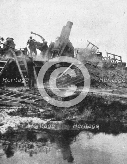 'La Bataille de la Somme; sur le front britannique: obusier en action', 1916. Creator: Unknown.