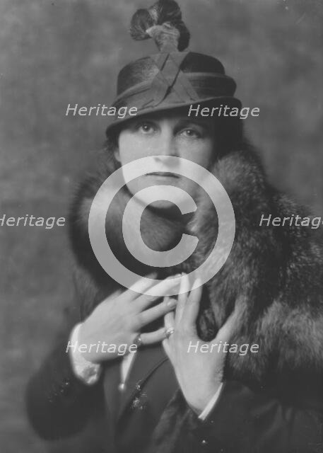 Chapin, W.W., Mrs., portrait photograph, 1916 Jan. 29. Creator: Arnold Genthe.