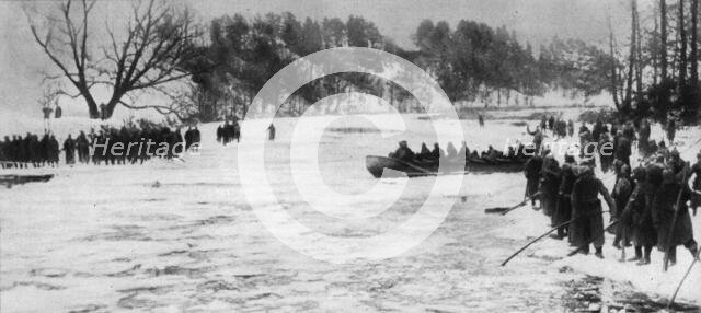 'Sur le front oriental; Au cours de la bataille de Mazurie, les Allemands brisaient la glace', 1915 Creator: Unknown.