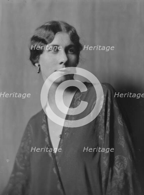 Osborne, Lloyd, Mrs., portrait photograph, 1916. Creator: Arnold Genthe.