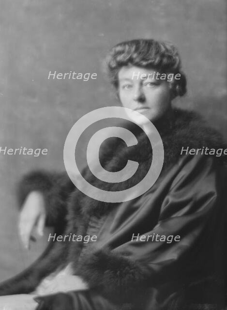 Nedwill, Elizabeth, Miss, portrait photograph, 1916. Creator: Arnold Genthe.