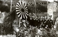 Lluís Companys at the grave of Francesc Macia, president of the Generalitat de Catalonia.