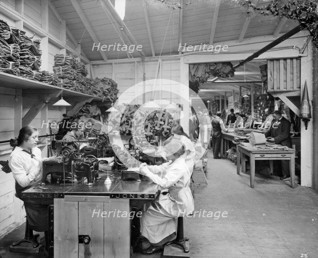 Workshop, Hampton's Munitions Works, Lambeth, London, 1914-1918. Artist: Bedford Lemere and Company
