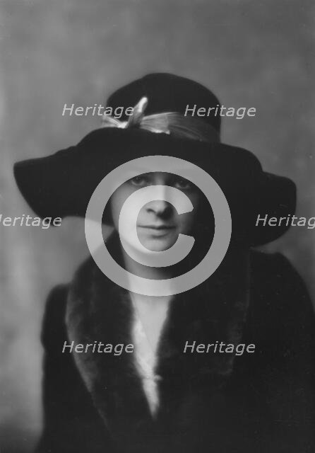 Townsend, Phyllis, Miss, portrait photograph, 1917 Dec. Creator: Arnold Genthe.