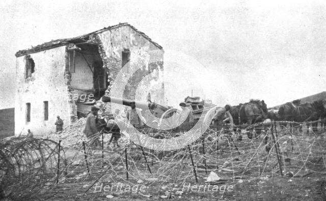 'Notre offensive en Macedoine; L'artillerie lourde francaise arrivant devant la premiere maison de G Creator: Unknown.