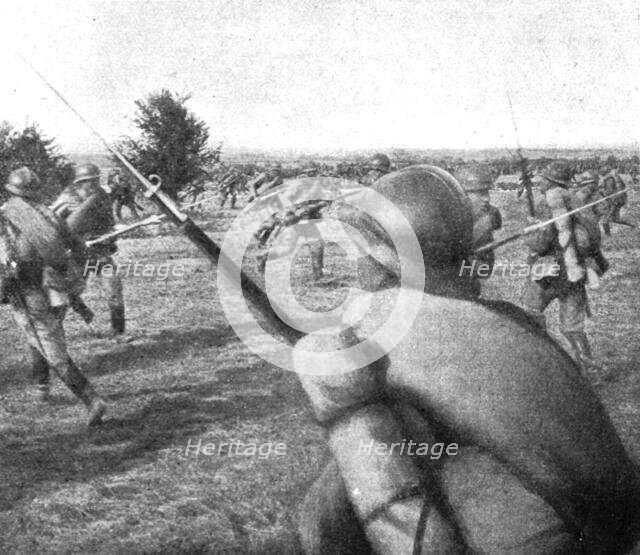 'Visite du general Joffre aux troupes Russes en Champagne; Deux sections chargent l'une..., 1916. Creator: Unknown.