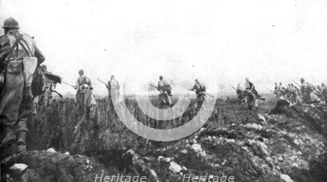 'La bataille de Champagne; Neuf heures quinze, la charge sort de la tranchee', 1915 (1924). Creator: Unknown.