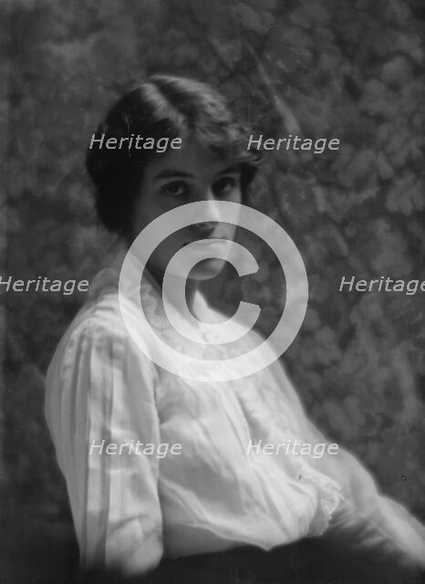 Bull, Miss, portrait photograph, 1913. Creator: Arnold Genthe.