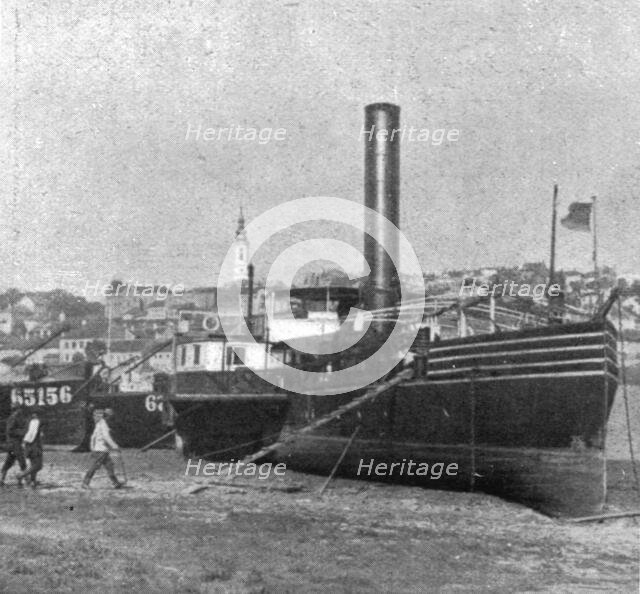 ''Victoires sur le Front Oriental; A Belgrade: un bateau autrichien capture', 1914. Creator: Unknown.