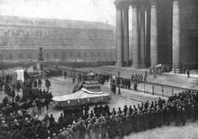 'L'apotheose du Soldat; le cercueil du Soldat sort du Pantheon: sur la place, le canon de..., 1920. Creator: Unknown.