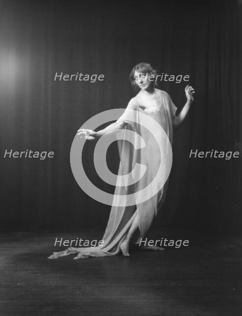 Florence Noyes dancers, between 1915 and 1918. Creator: Arnold Genthe.