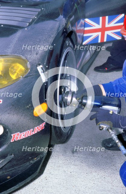 1999 Chrysler Viper,fia gt silverstone 500,wheel gun in pits. Artist: Unknown.