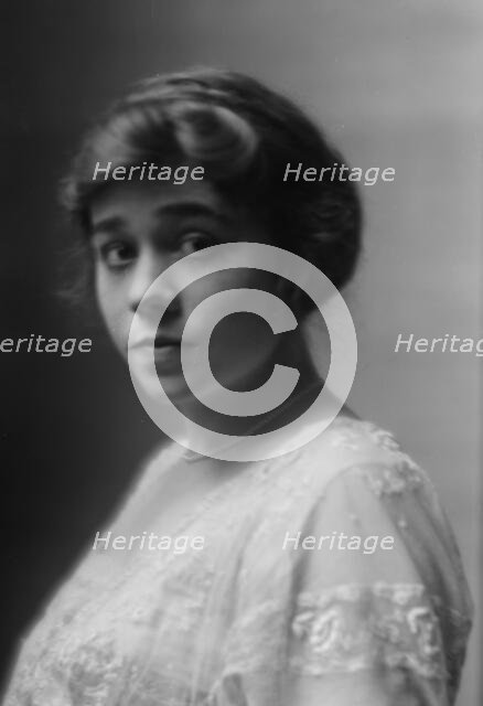 Lord, Pauline, portrait photograph, 1912 Aug. 15. Creator: Arnold Genthe.